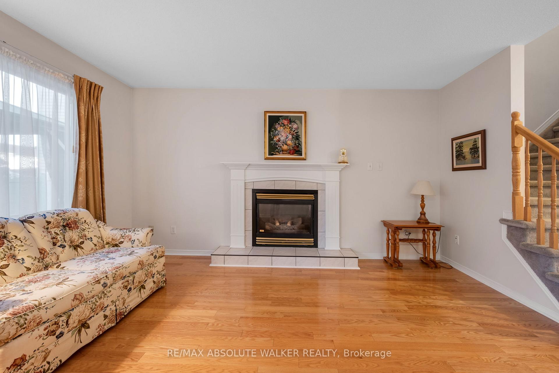 Photo 3 of 2178 Saturn Crescent, Ottawa, Fallingbrook/Gardenway South — HOMEH