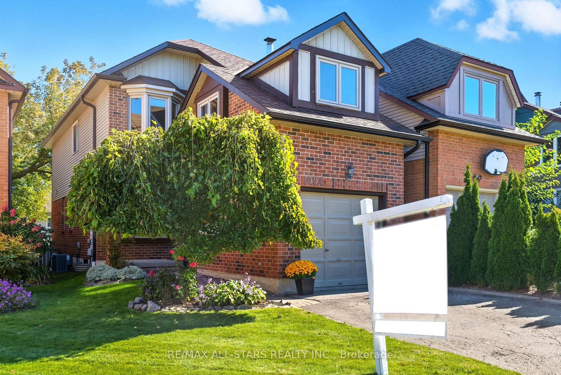 Photo 2 of 1094 Longbow Drive, Pickering, Liverpool — HOMEH
