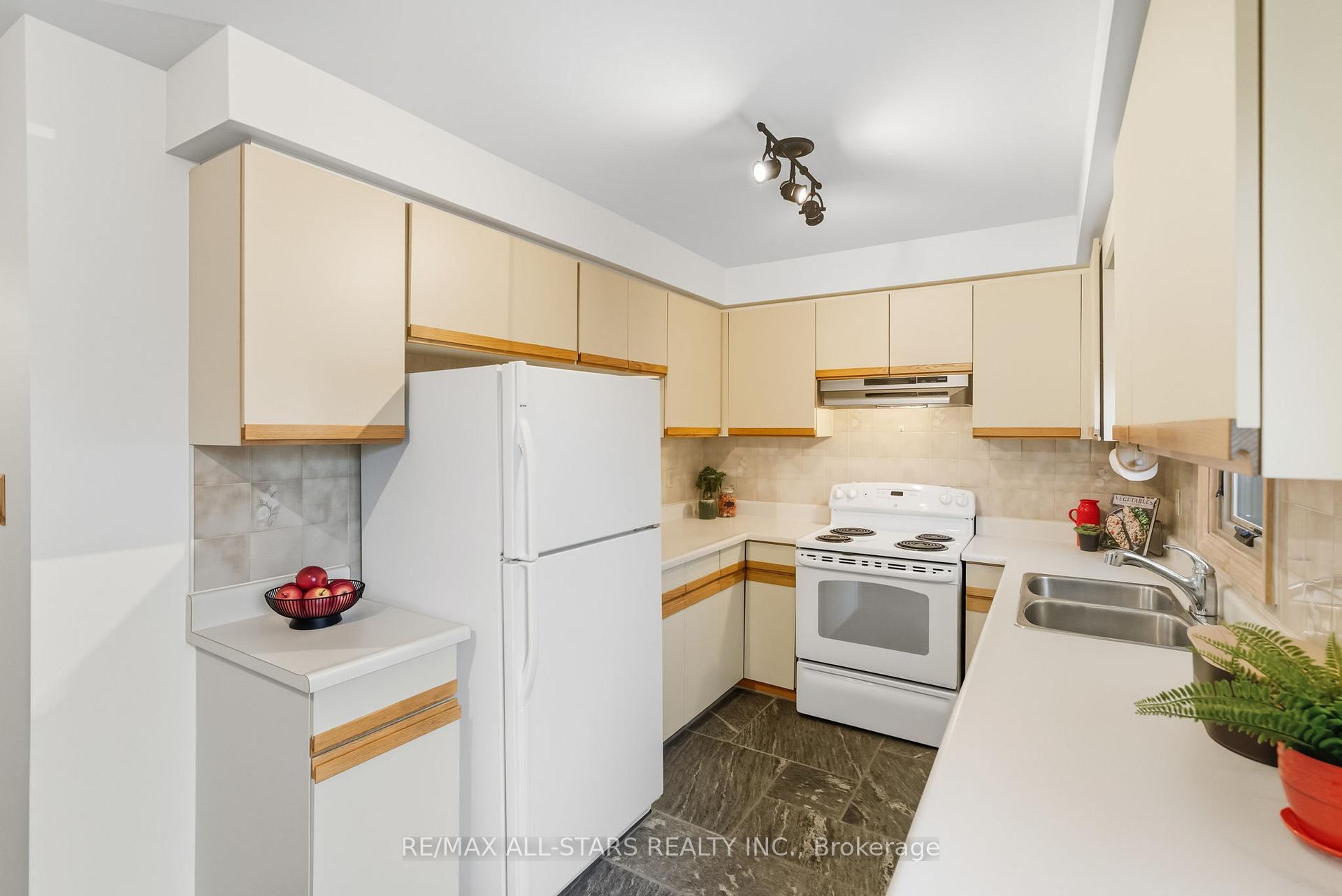Photo 12 of 1094 Longbow Drive, Pickering, Liverpool — HOMEH