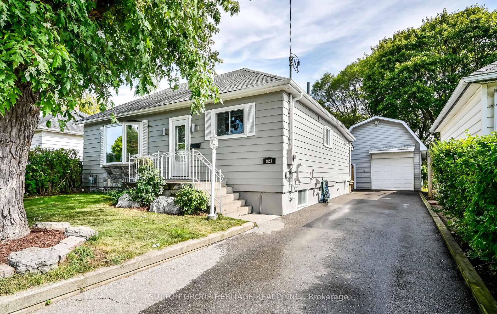 Front of 823 Rowena Street