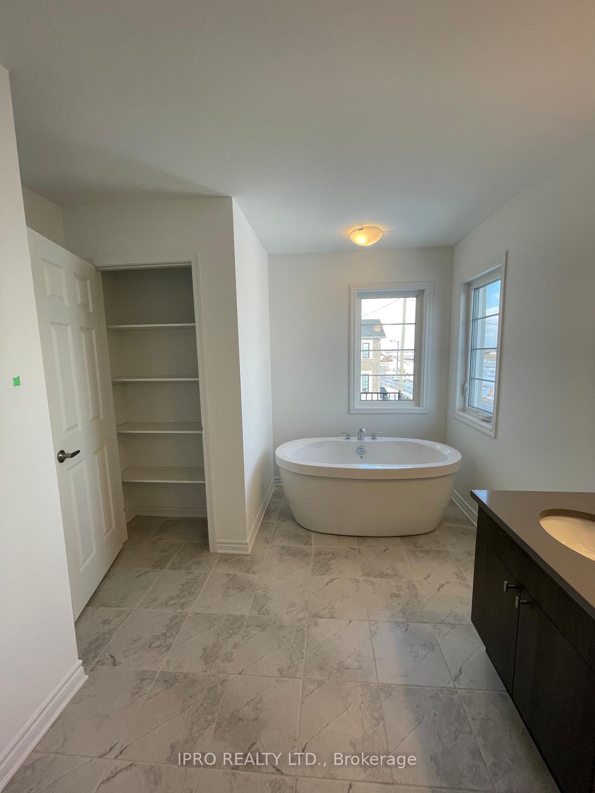 Photo 13 of 1774 Thames Circle, Milton, Bowes — HOMEH