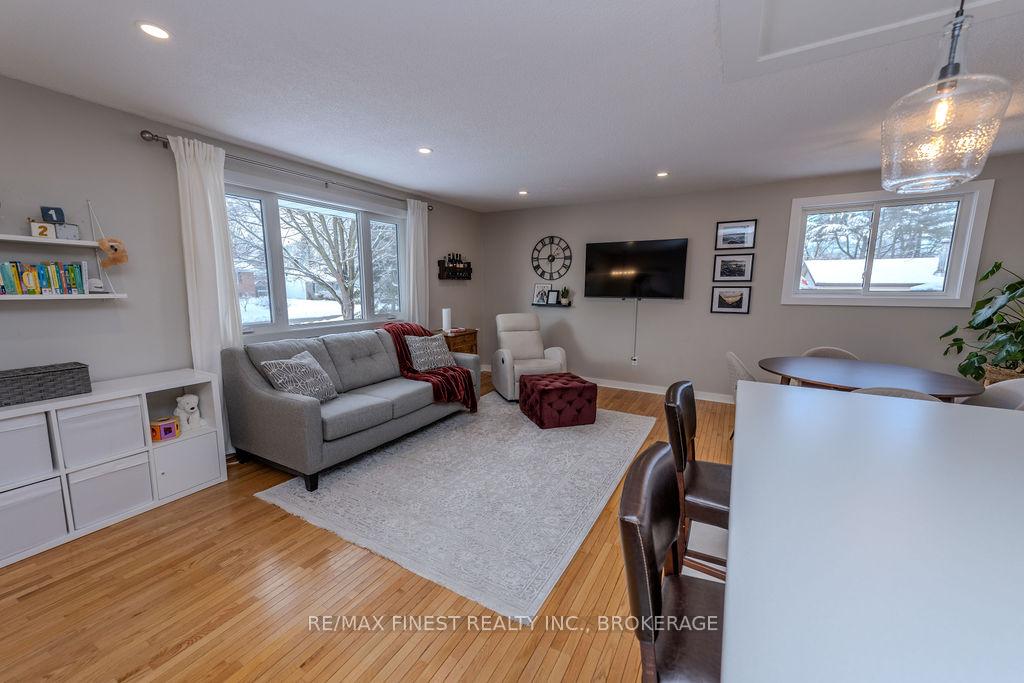 Photo 5 of 576 Chesham Place, Kingston, South of Taylor-Kidd Blvd — HOMEH