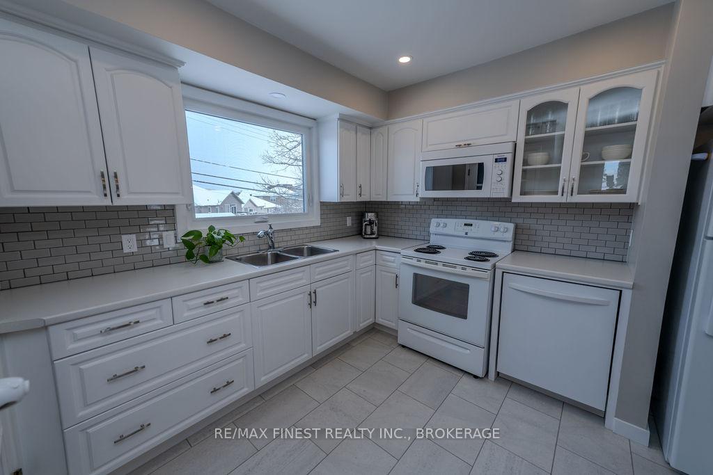 Photo 10 of 576 Chesham Place, Kingston, South of Taylor-Kidd Blvd — HOMEH
