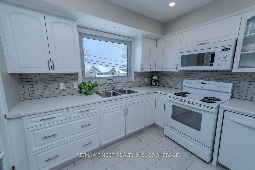 Photo 11 of 576 Chesham Place, Kingston, South of Taylor-Kidd Blvd — HOMEH