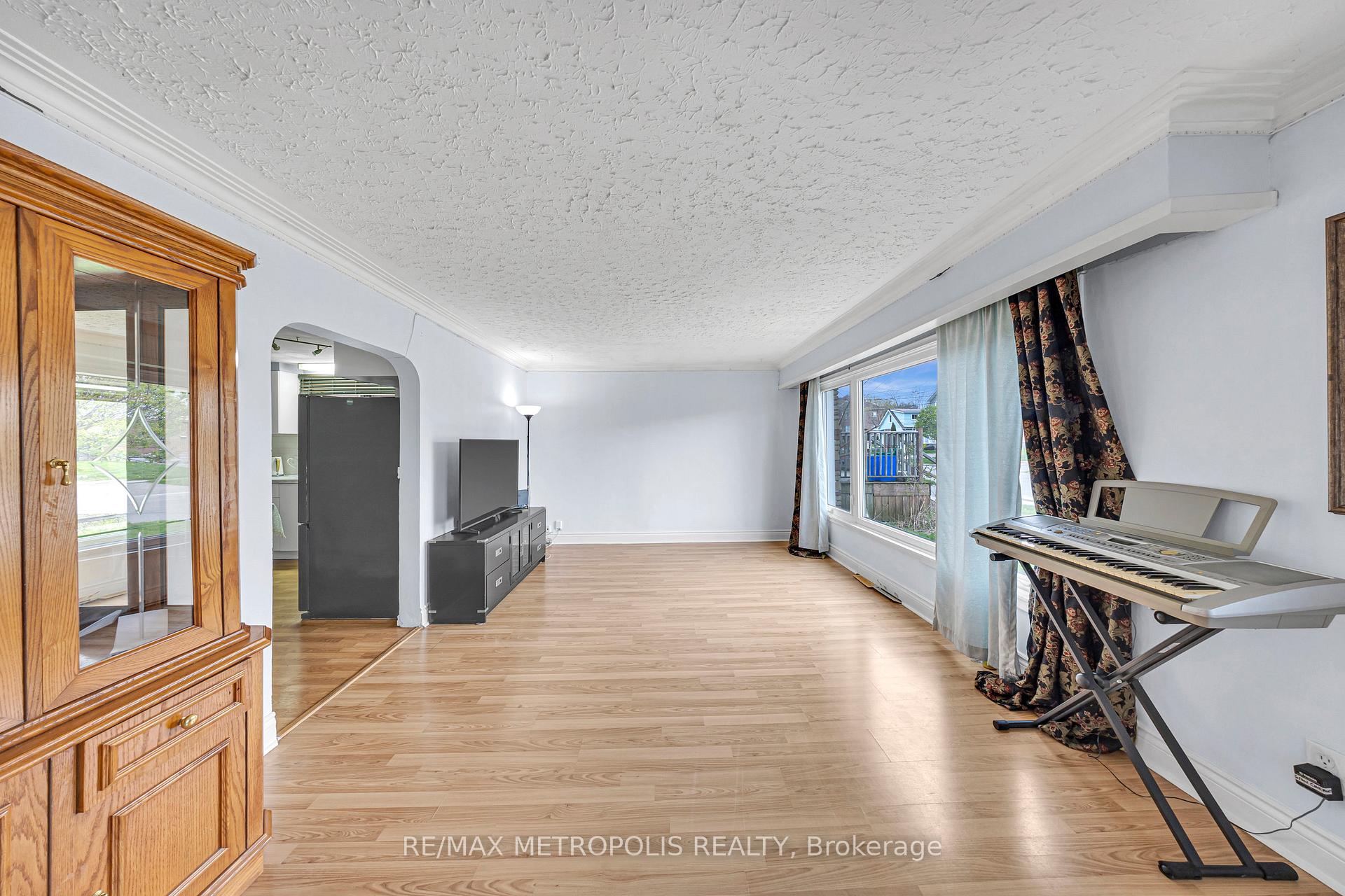 Photo 10 of 337 Pine Avenue, Oshawa, Vanier — HOMEH