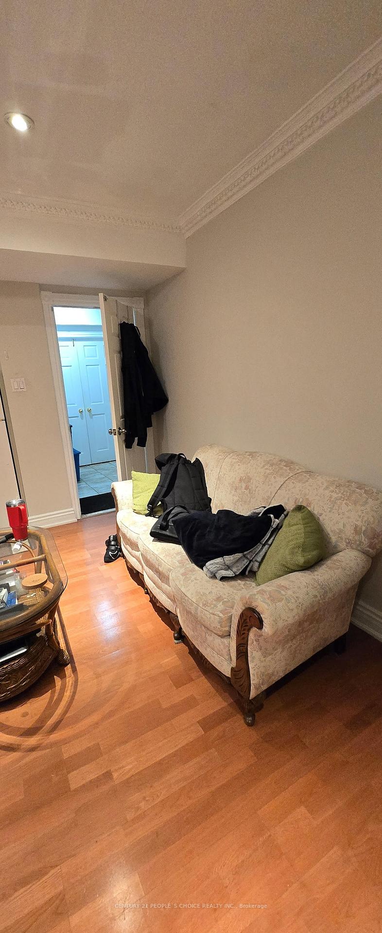 Front of Unit Bsmt 2, 1434 Rosebank Road