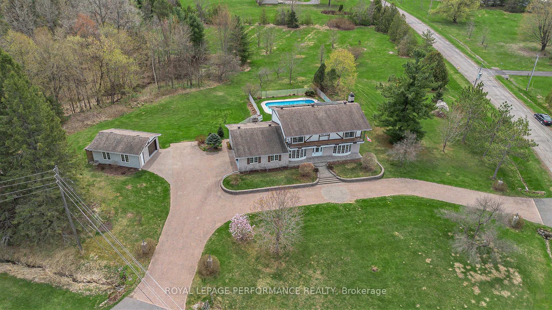 Photo 2 of 1500 Kinsella Drive, Ottawa, Cumberland Estates — HOMEH