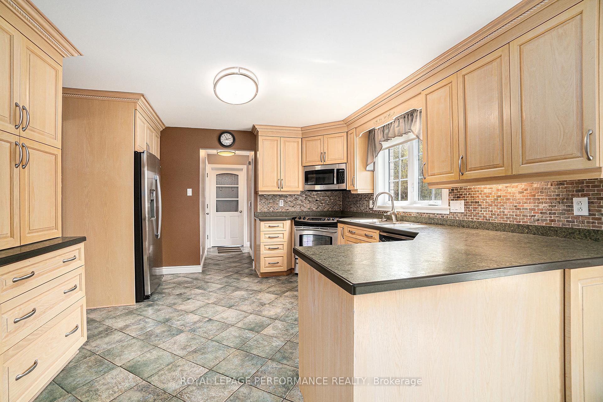 Photo 9 of 1500 Kinsella Drive, Ottawa, Cumberland Estates — HOMEH