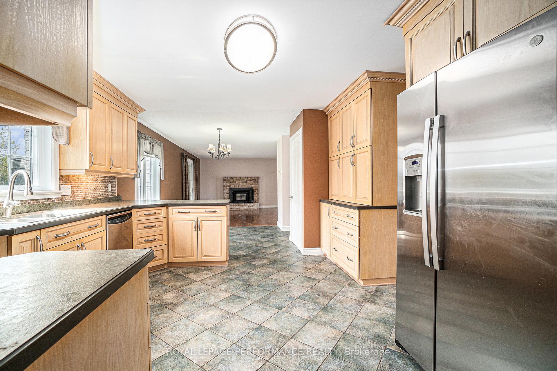 Photo 10 of 1500 Kinsella Drive, Ottawa, Cumberland Estates — HOMEH