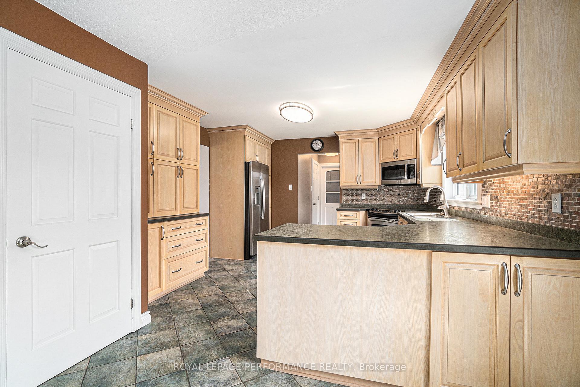 Photo 11 of 1500 Kinsella Drive, Ottawa, Cumberland Estates — HOMEH