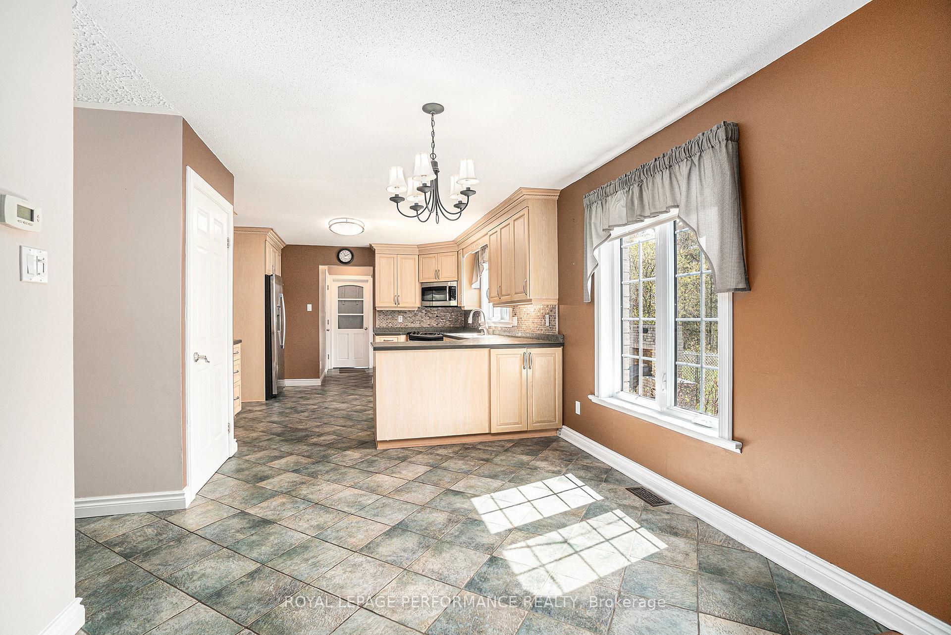 Photo 12 of 1500 Kinsella Drive, Ottawa, Cumberland Estates — HOMEH