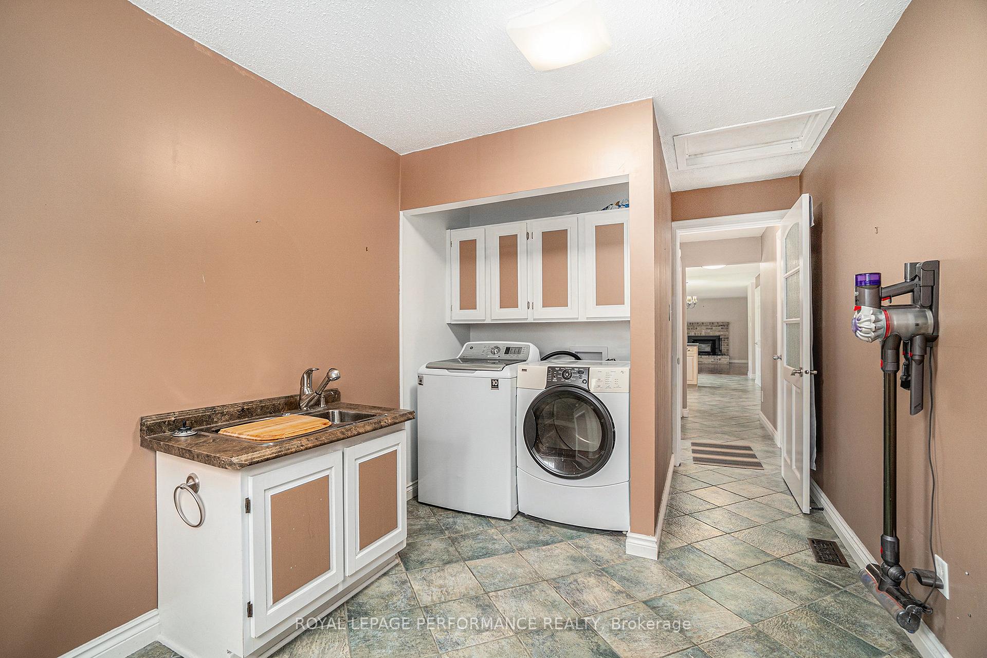 Photo 14 of 1500 Kinsella Drive, Ottawa, Cumberland Estates — HOMEH
