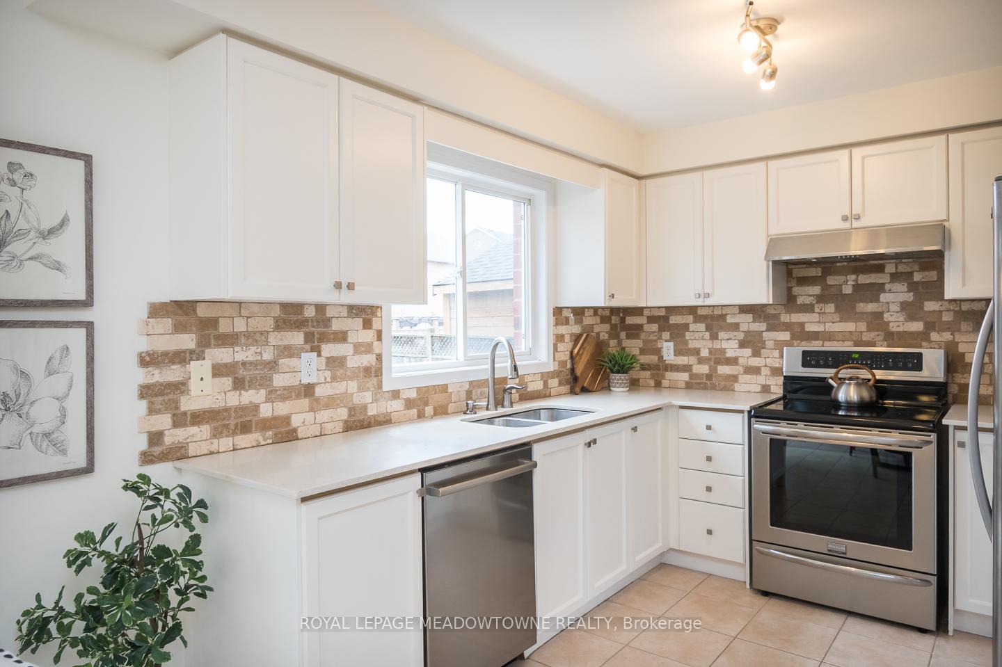 Photo 18 of 217 Fitzgerald Crescent, Milton, Dempsey — HOMEH