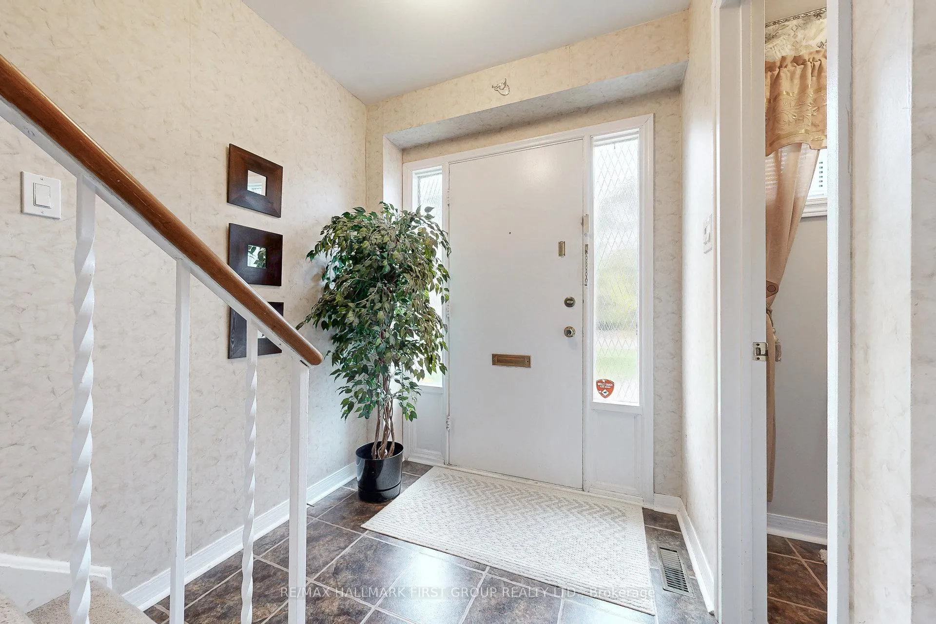 Photo 2 of 512 Creekview Circle, Pickering, West Shore — HOMEH