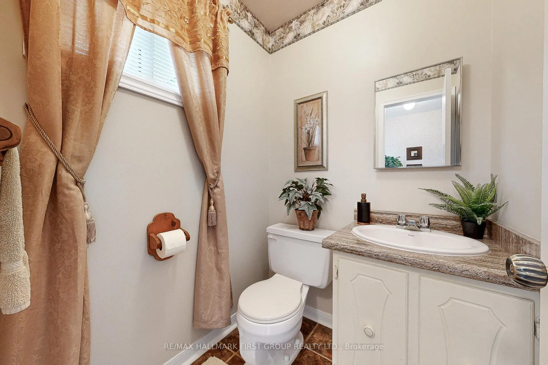 Photo 4 of 512 Creekview Circle, Pickering, West Shore — HOMEH
