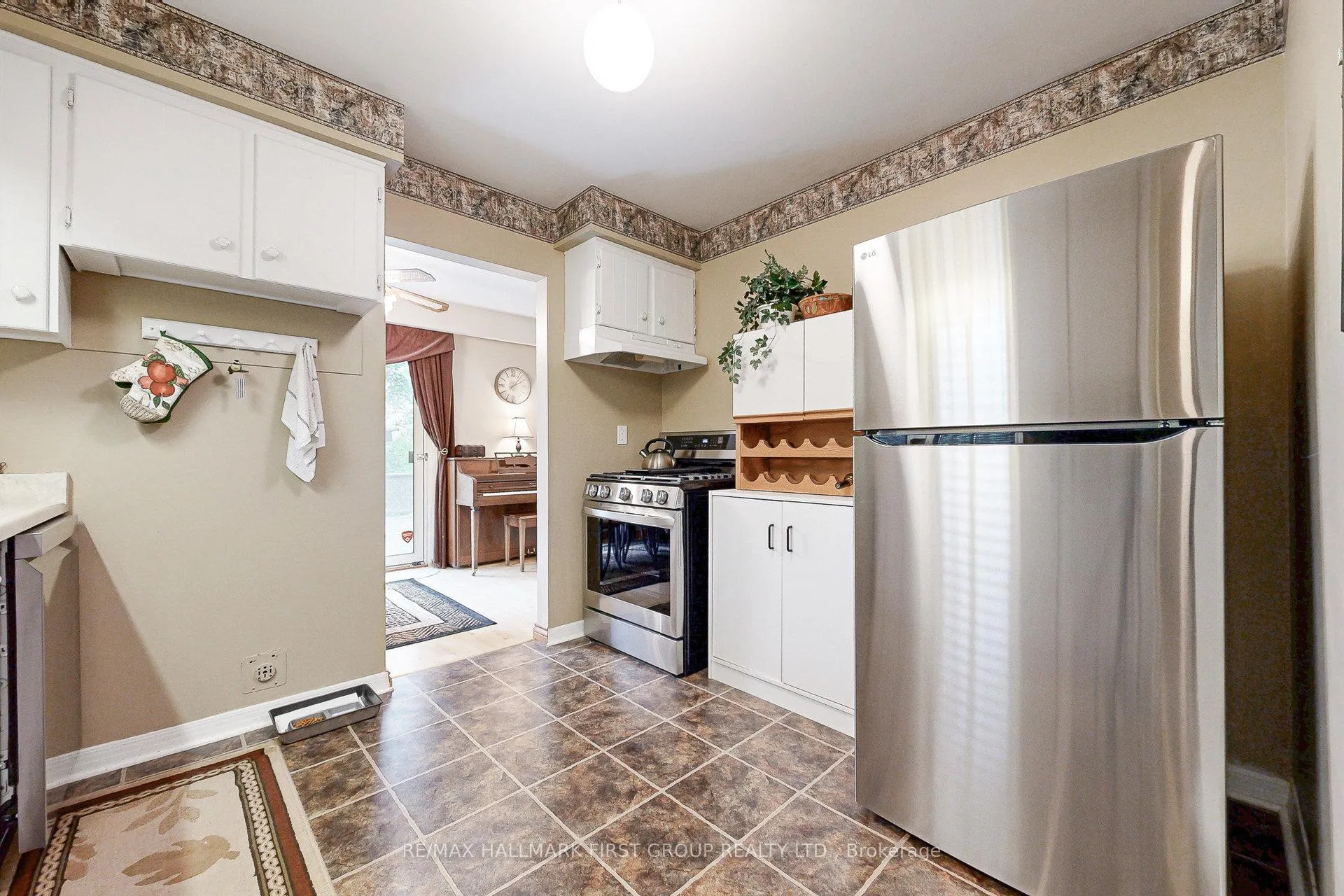 Photo 12 of 512 Creekview Circle, Pickering, West Shore — HOMEH
