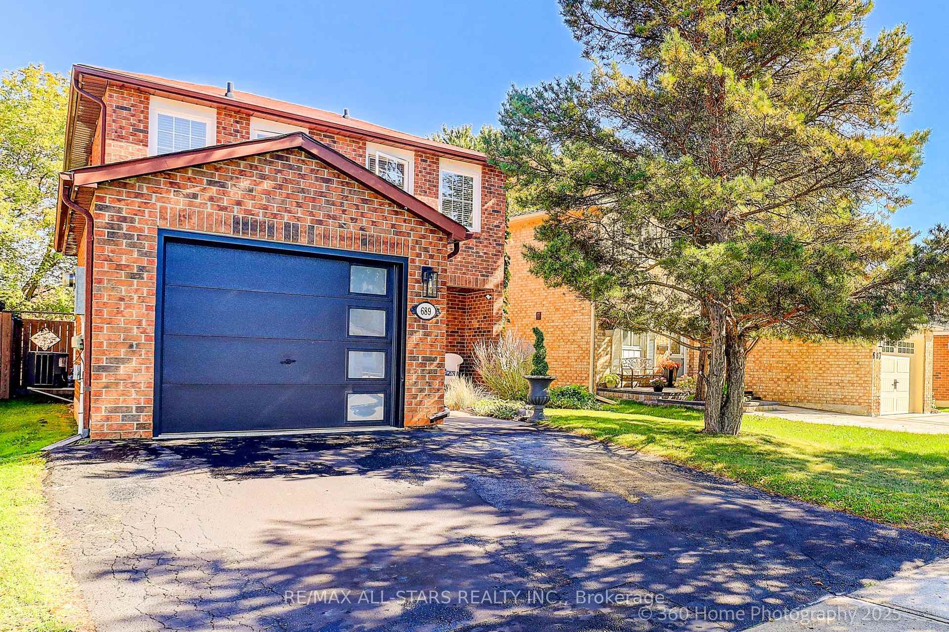 Photo 2 of 689 Foxwood Trail, Pickering, Amberlea — HOMEH