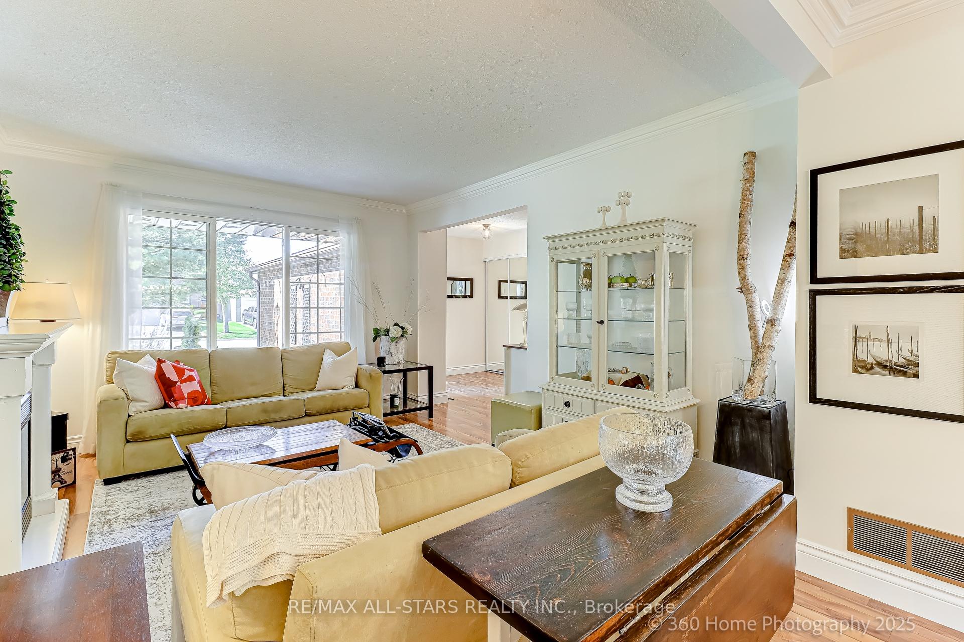 Photo 4 of 689 Foxwood Trail, Pickering, Amberlea — HOMEH
