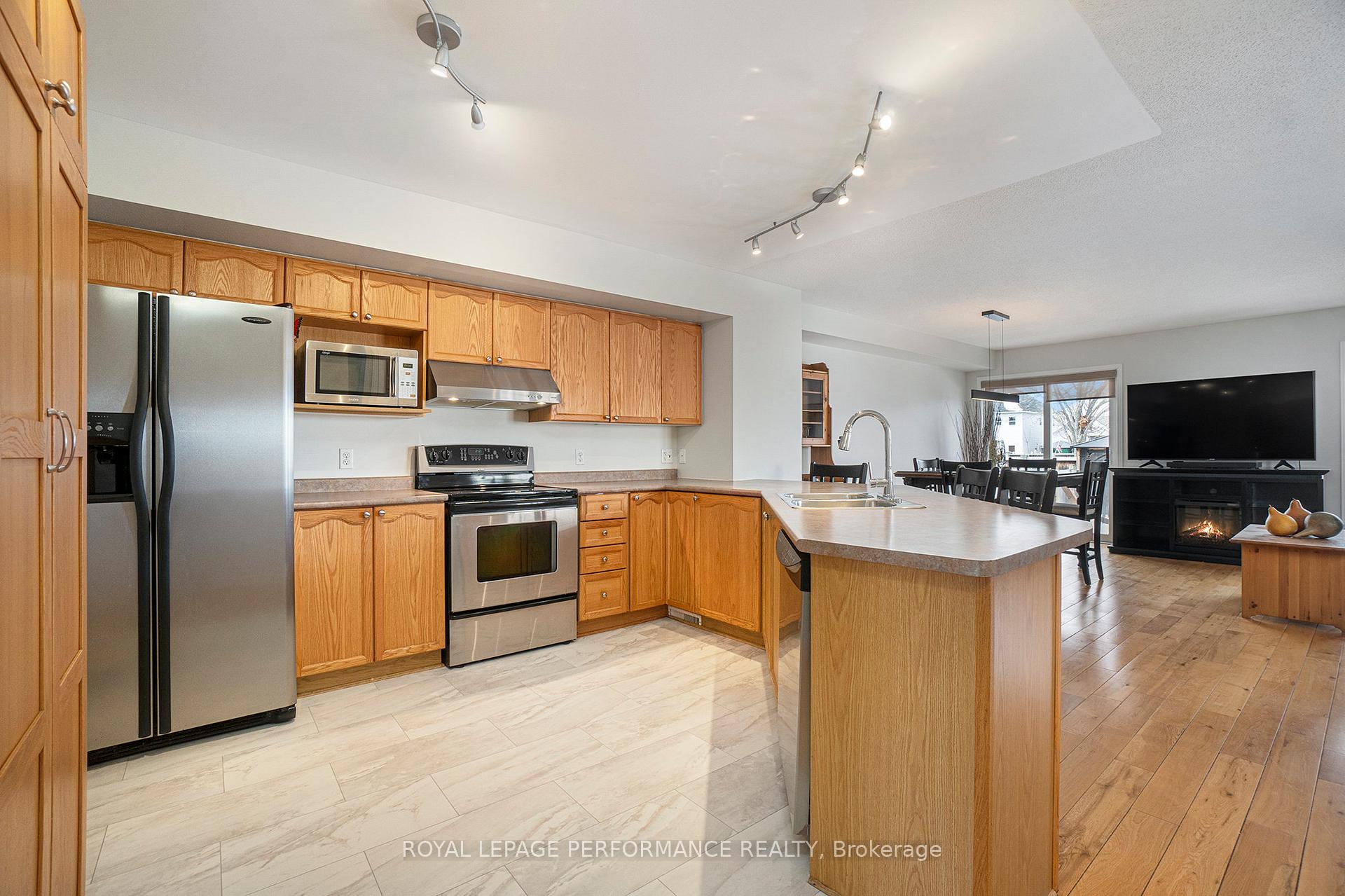Photo 11 of 161 Topham Terrace, Ottawa, Fallingbrook/Gardenway South — HOMEH