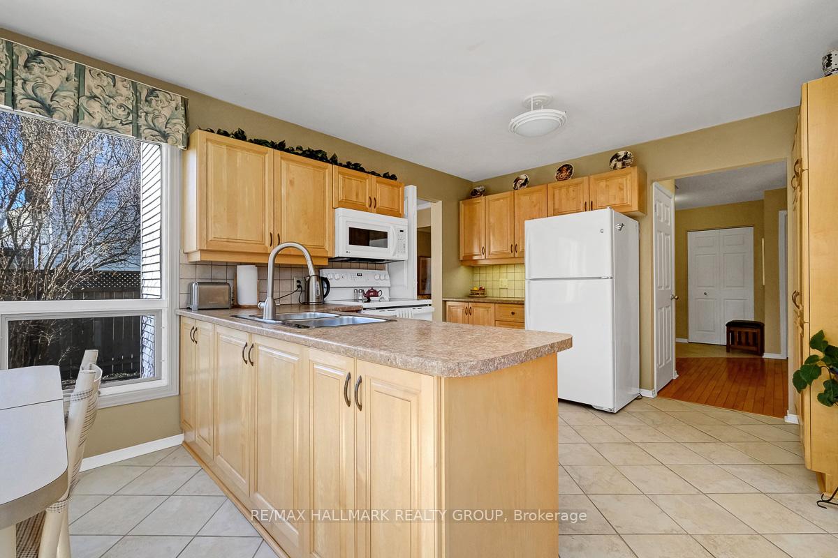 Photo 13 of 2011 Legrand Crescent, Ottawa, Queenswood Heights South — HOMEH