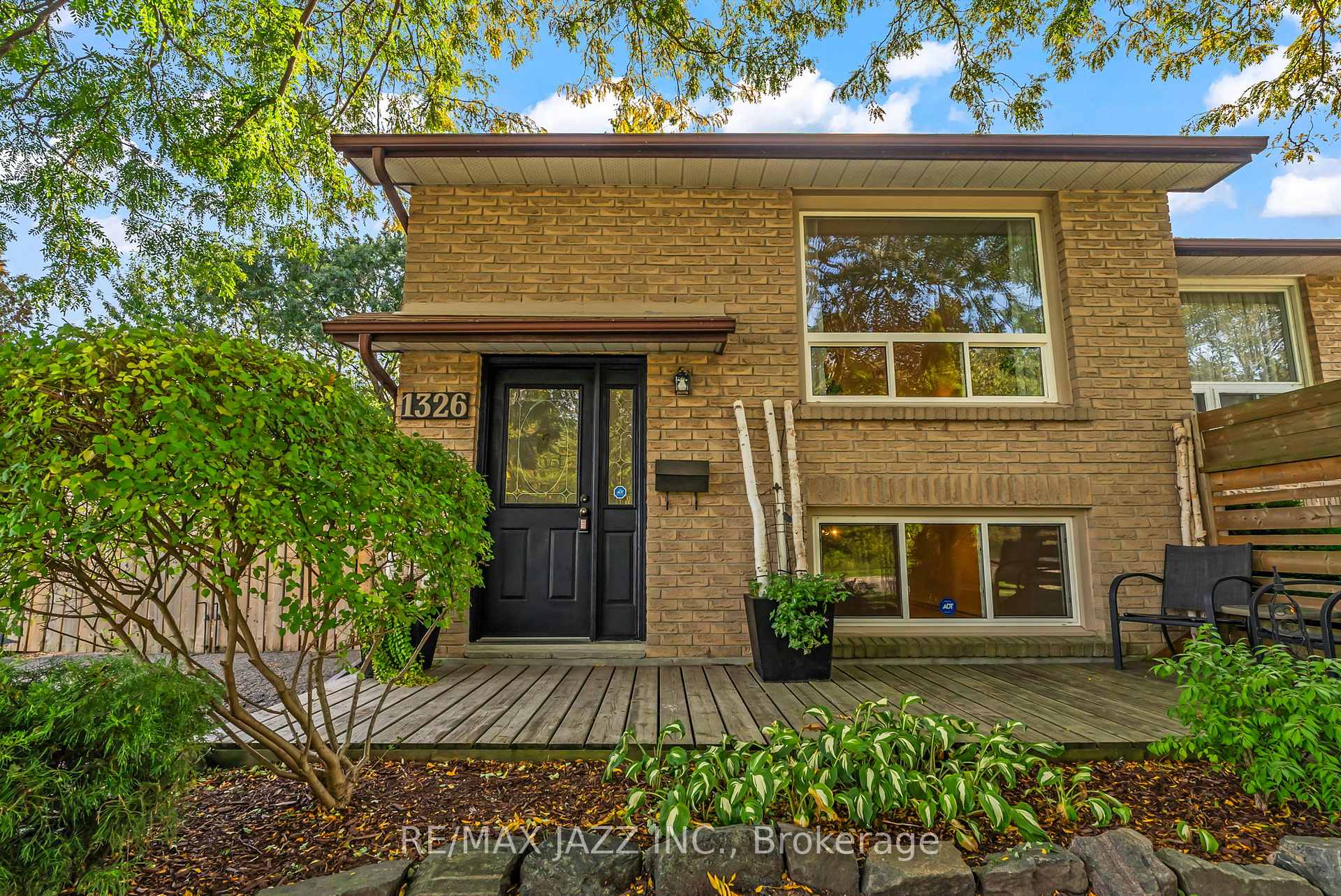 Photo 2 of 1326 Valley Drive, Oshawa, Lakeview — HOMEH