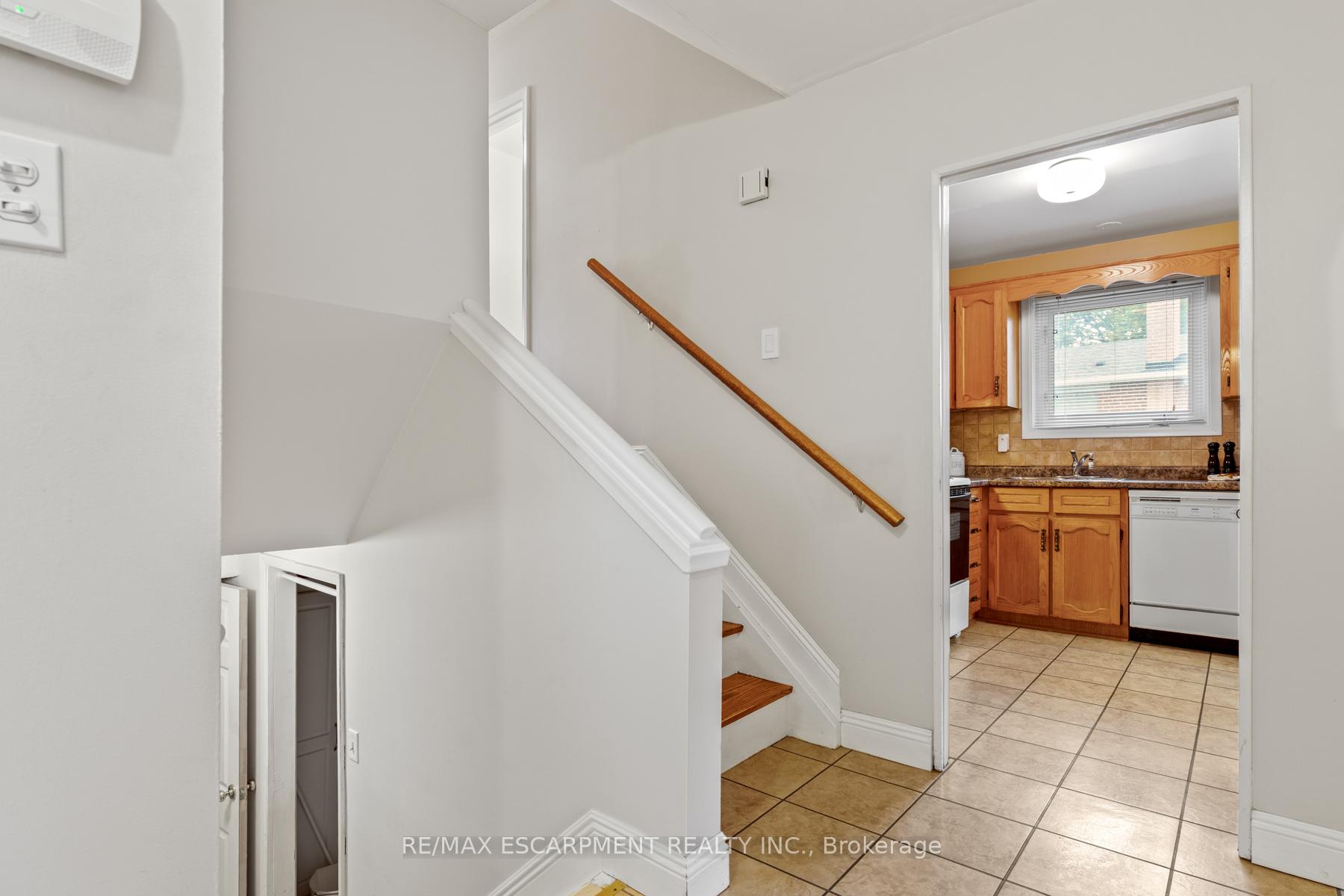 Photo 5 of 856 Chapleau Drive, Pickering, Bay Ridges — HOMEH