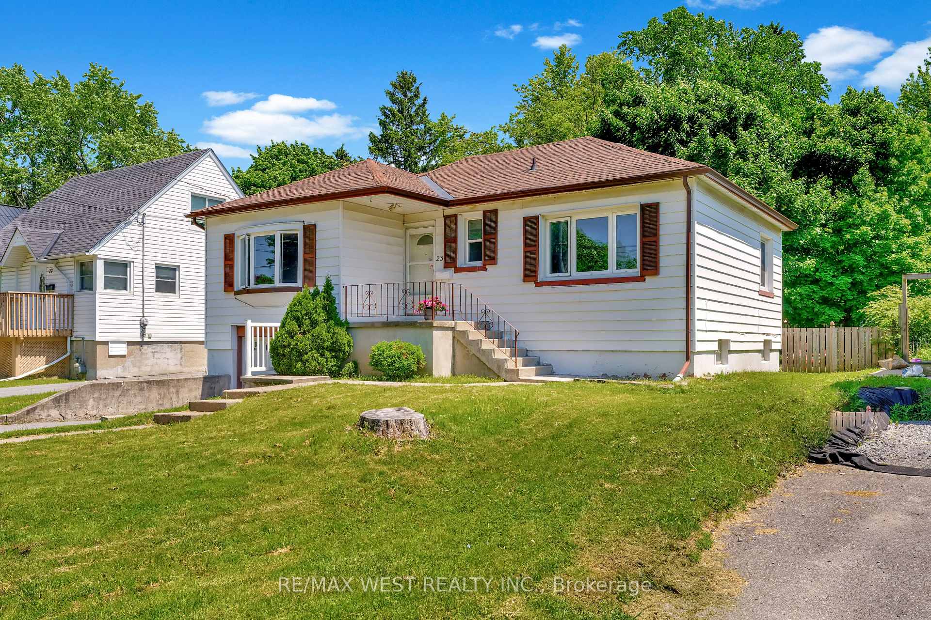Photo 4 of 23 Hillendale Avenue, Kingston, West of Sir John A. Blvd — HOMEH