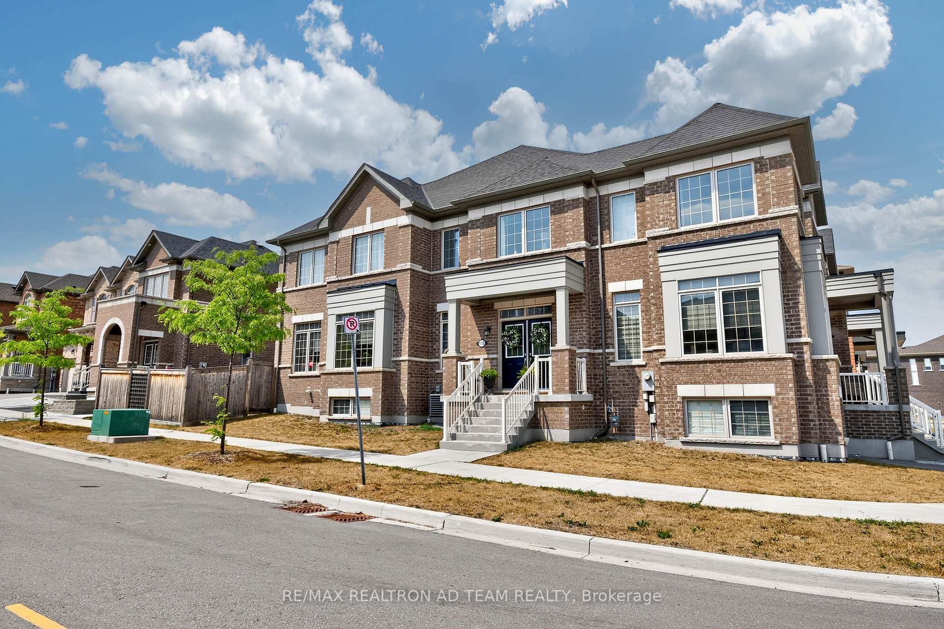 Photo 2 of 1153 Enchanted Crescent, Pickering, Rural Pickering — HOMEH