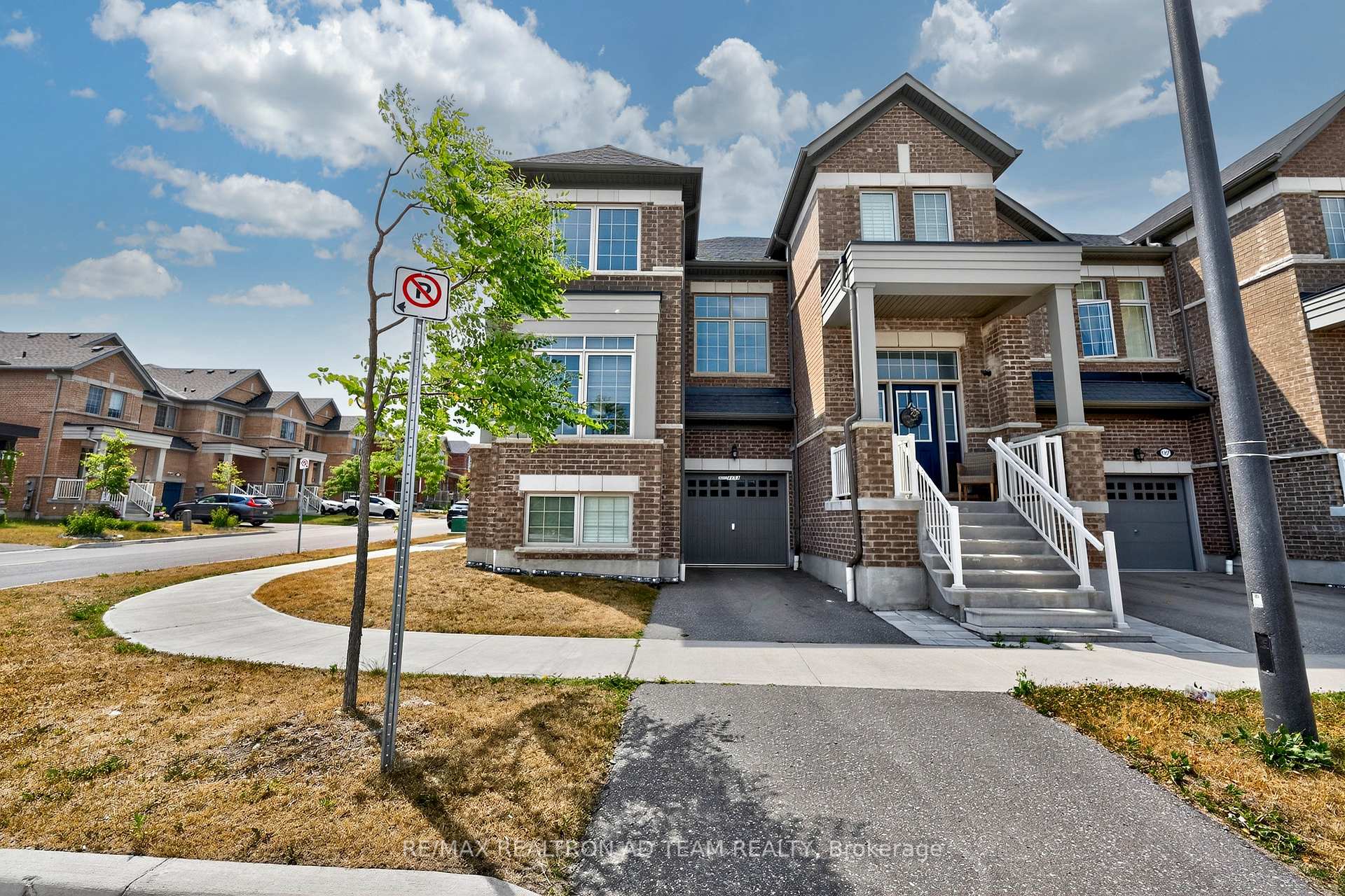 Photo 4 of 1153 Enchanted Crescent, Pickering, Rural Pickering — HOMEH