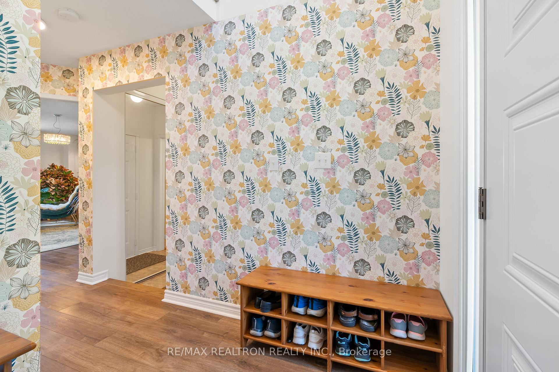 Photo 4 of 1308 Ashgrove Crescent, Oshawa, Pinecrest — HOMEH