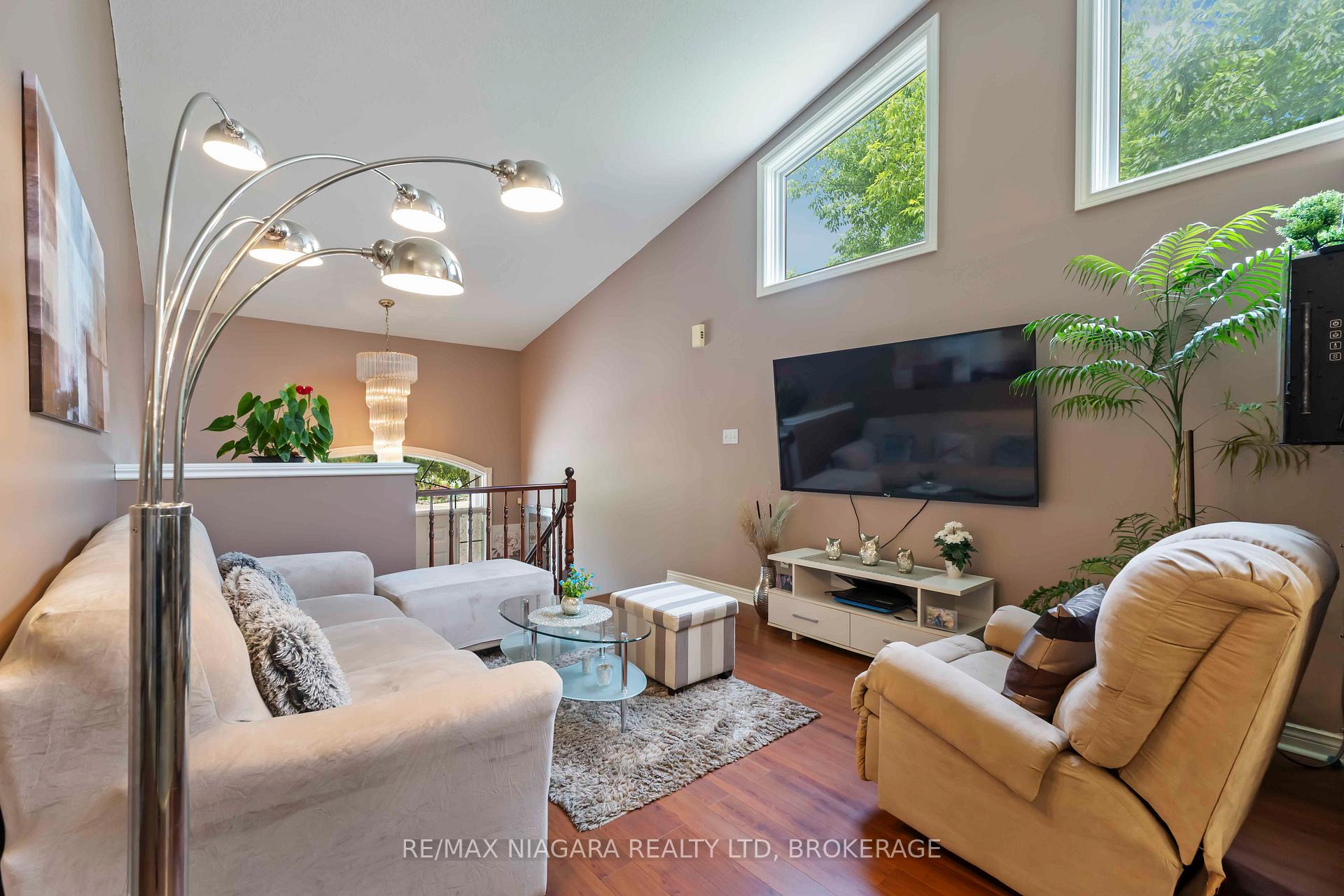 Photo 3 of 7989 Harvest Crescent, Niagara Falls, Ascot — HOMEH