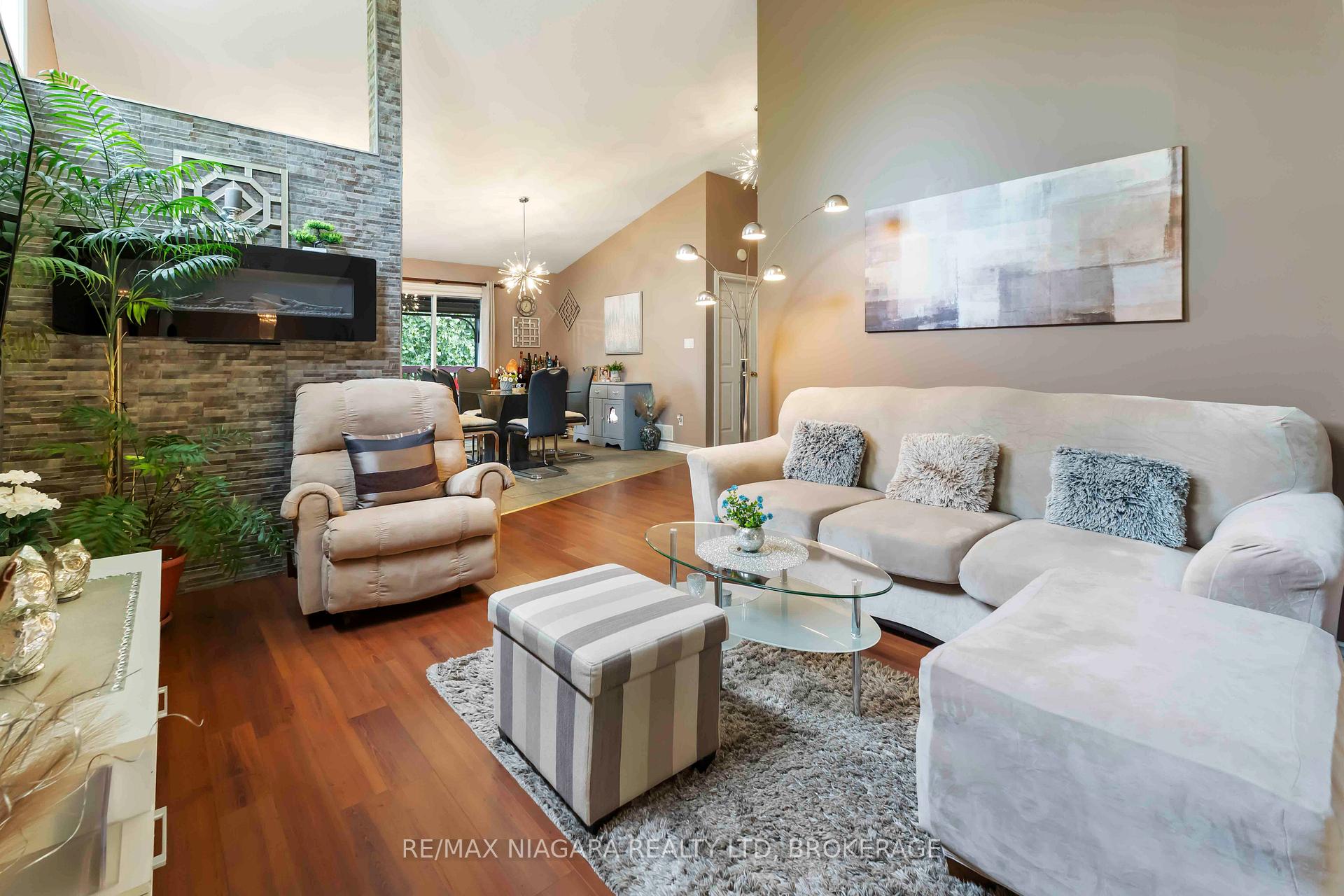 Photo 4 of 7989 Harvest Crescent, Niagara Falls, Ascot — HOMEH