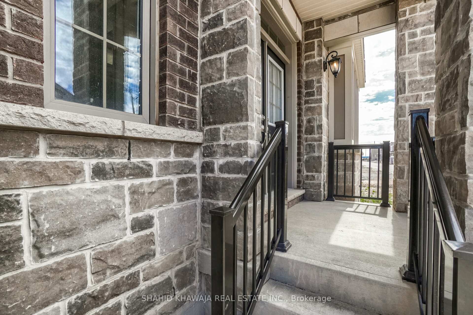 Photo 3 of 1350 Lobelia Crescent, Milton, Walker — HOMEH
