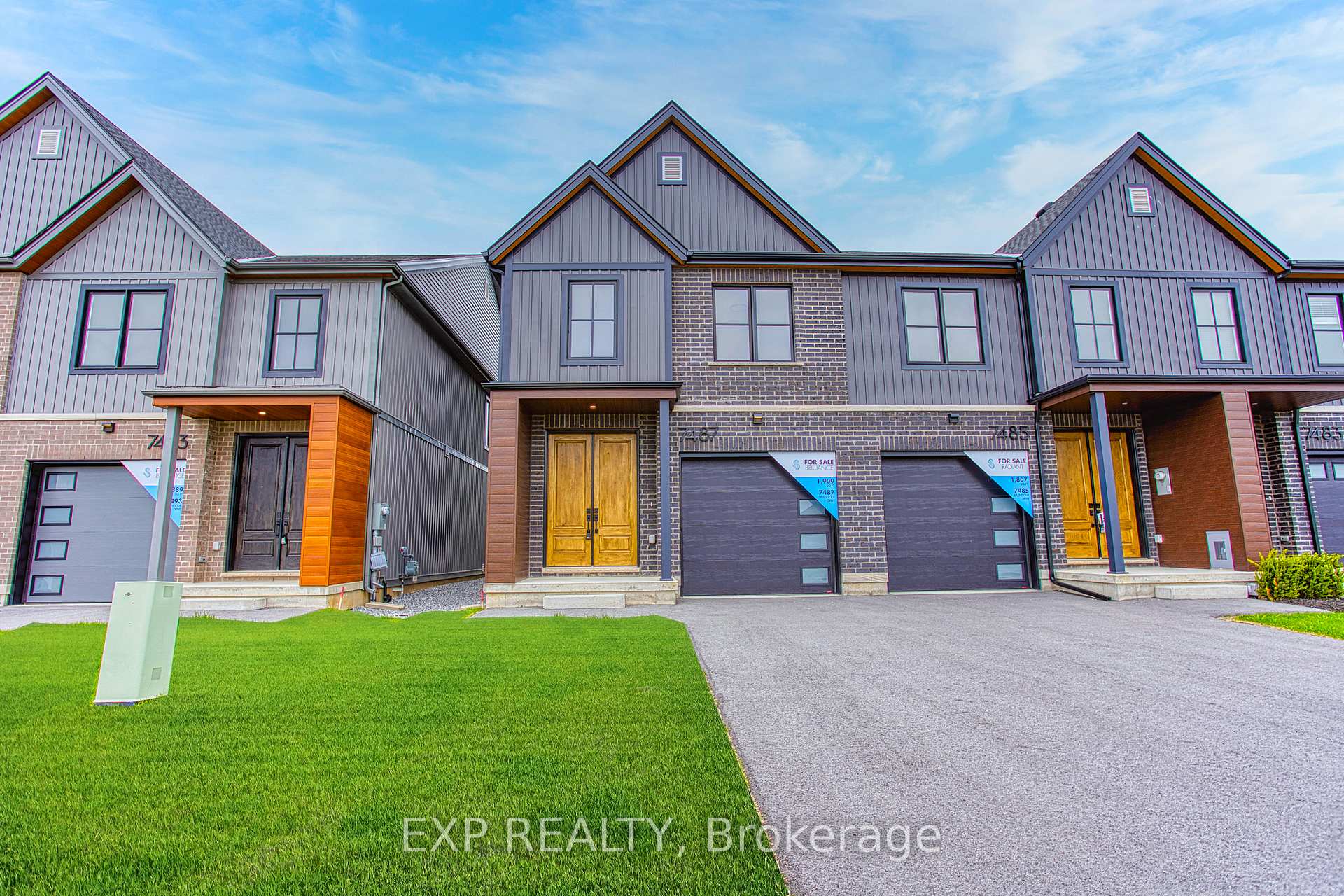 Photo 1 of 7487 Splendour Drive, Niagara Falls, Brown — HOMEH