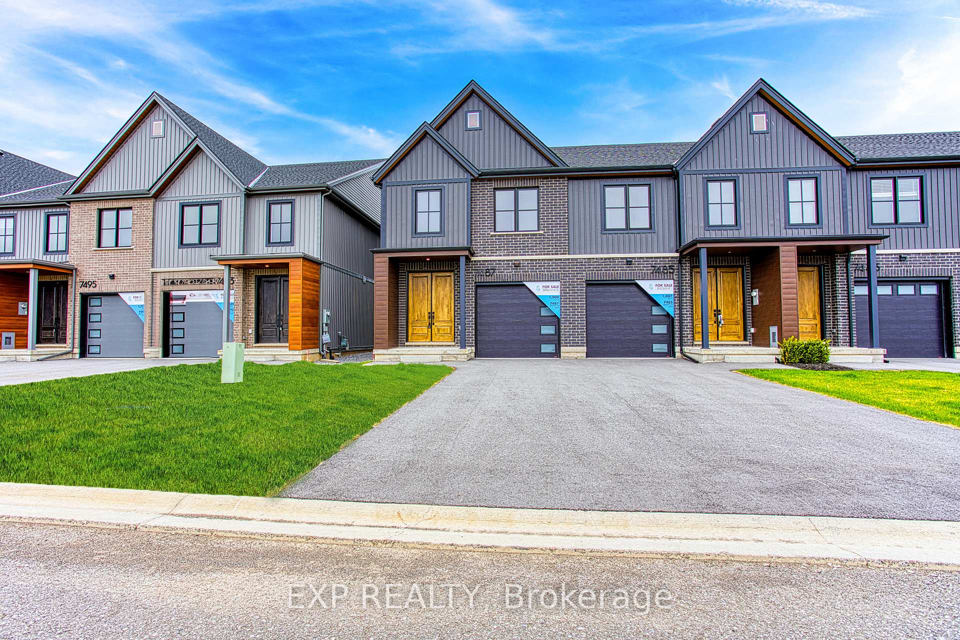 Photo 2 of 7487 Splendour Drive, Niagara Falls, Brown — HOMEH