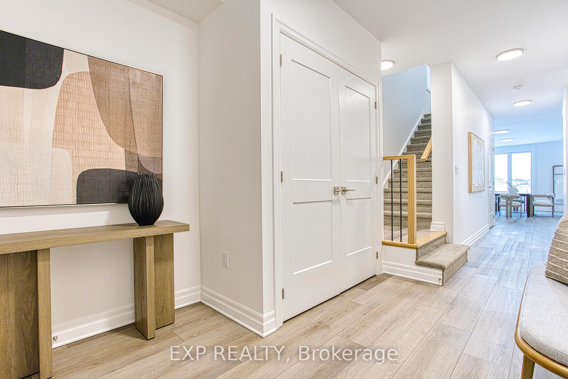 Photo 4 of 7487 Splendour Drive, Niagara Falls, Brown — HOMEH