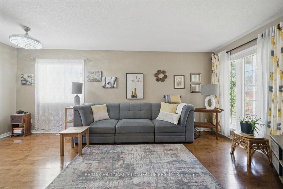 Photo 3 of 903 Markwick Crescent, Ottawa, Notting Hill/Summerside — HOMEH