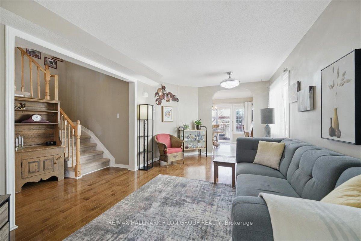 Photo 5 of 903 Markwick Crescent, Ottawa, Notting Hill/Summerside — HOMEH
