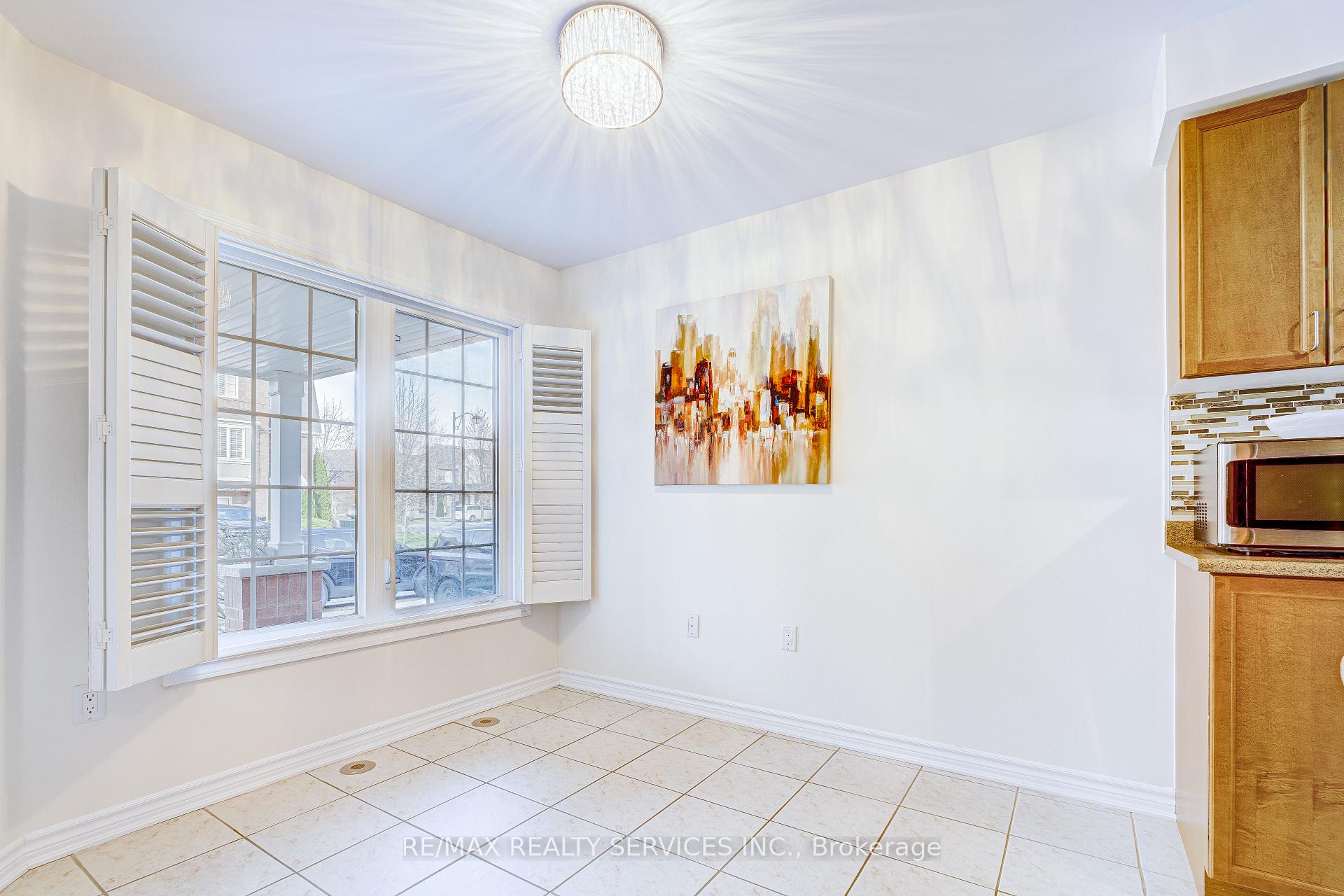 Photo 9 of 944 Hasselfeldt Heights, Milton, Coates — HOMEH