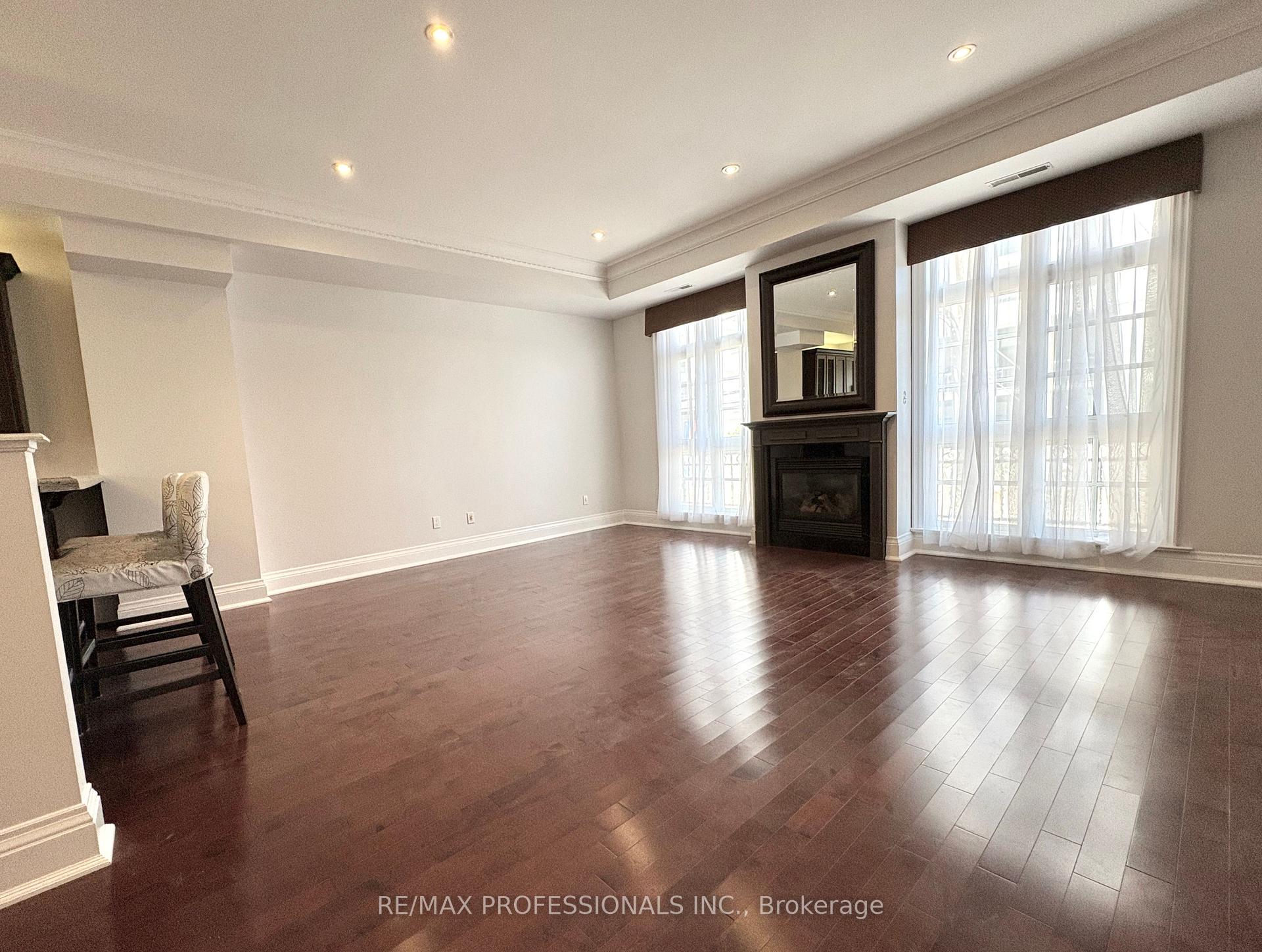 Photo 5 of Unit 12, 120 Bronte Road, Oakville, Bronte — HOMEH