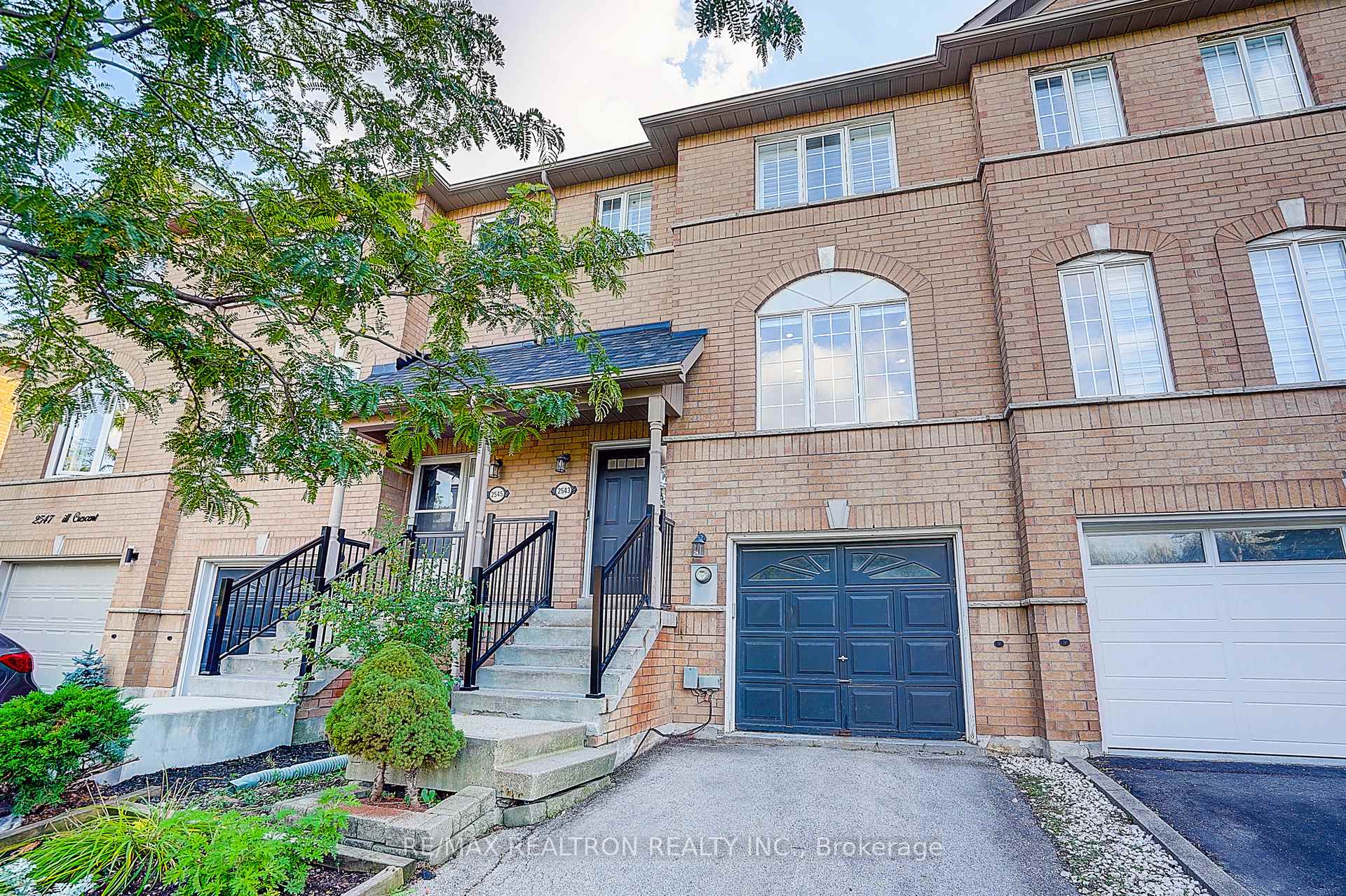 Photo 2 of 2543 Gill Crescent, Oakville, River Oaks — HOMEH