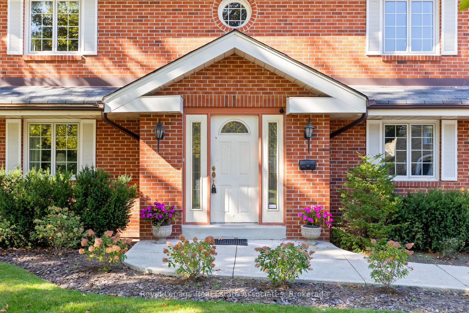 Photo 2 of 2235 Bennington Gate, Oakville, Ford — HOMEH