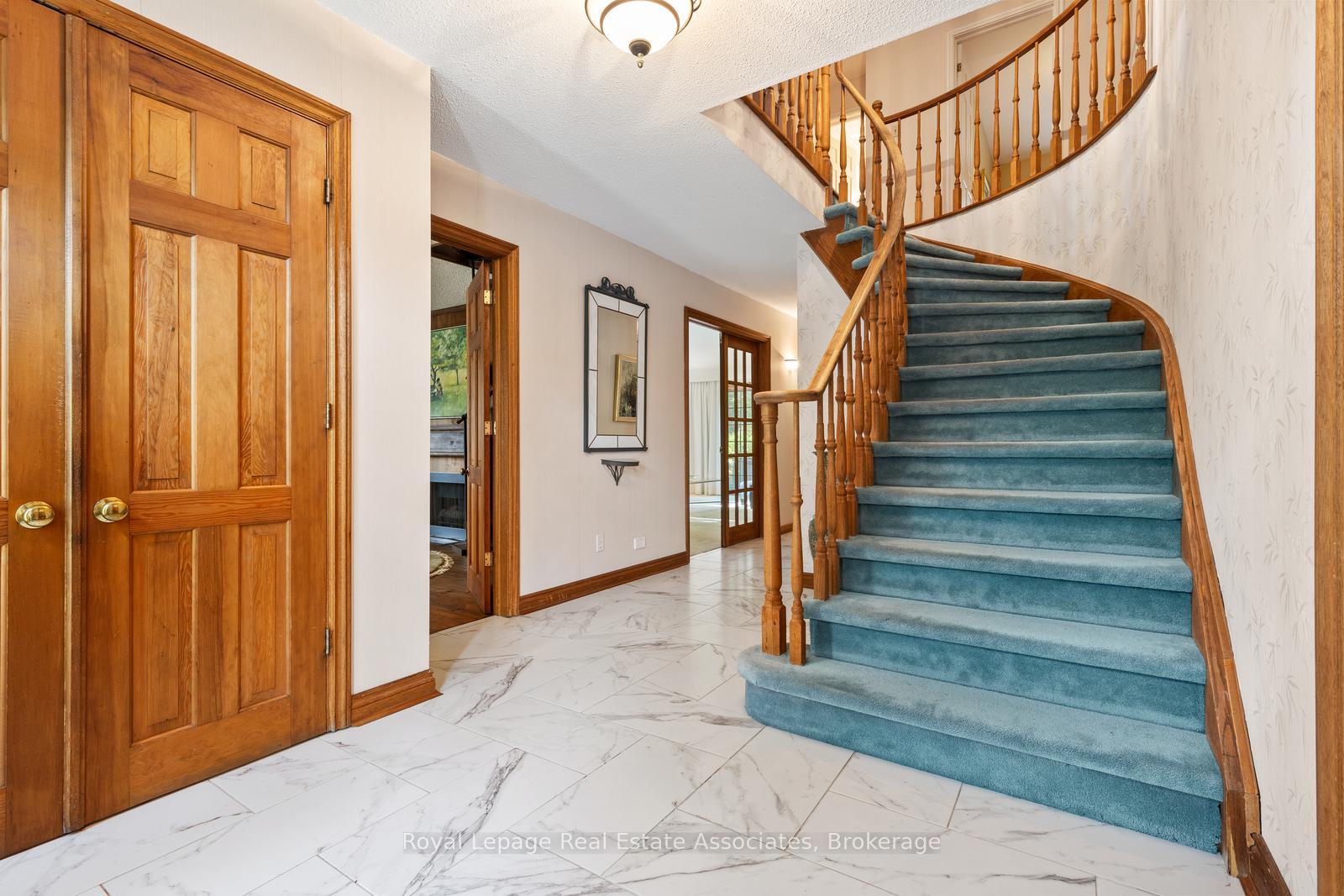 Photo 3 of 2235 Bennington Gate, Oakville, Ford — HOMEH