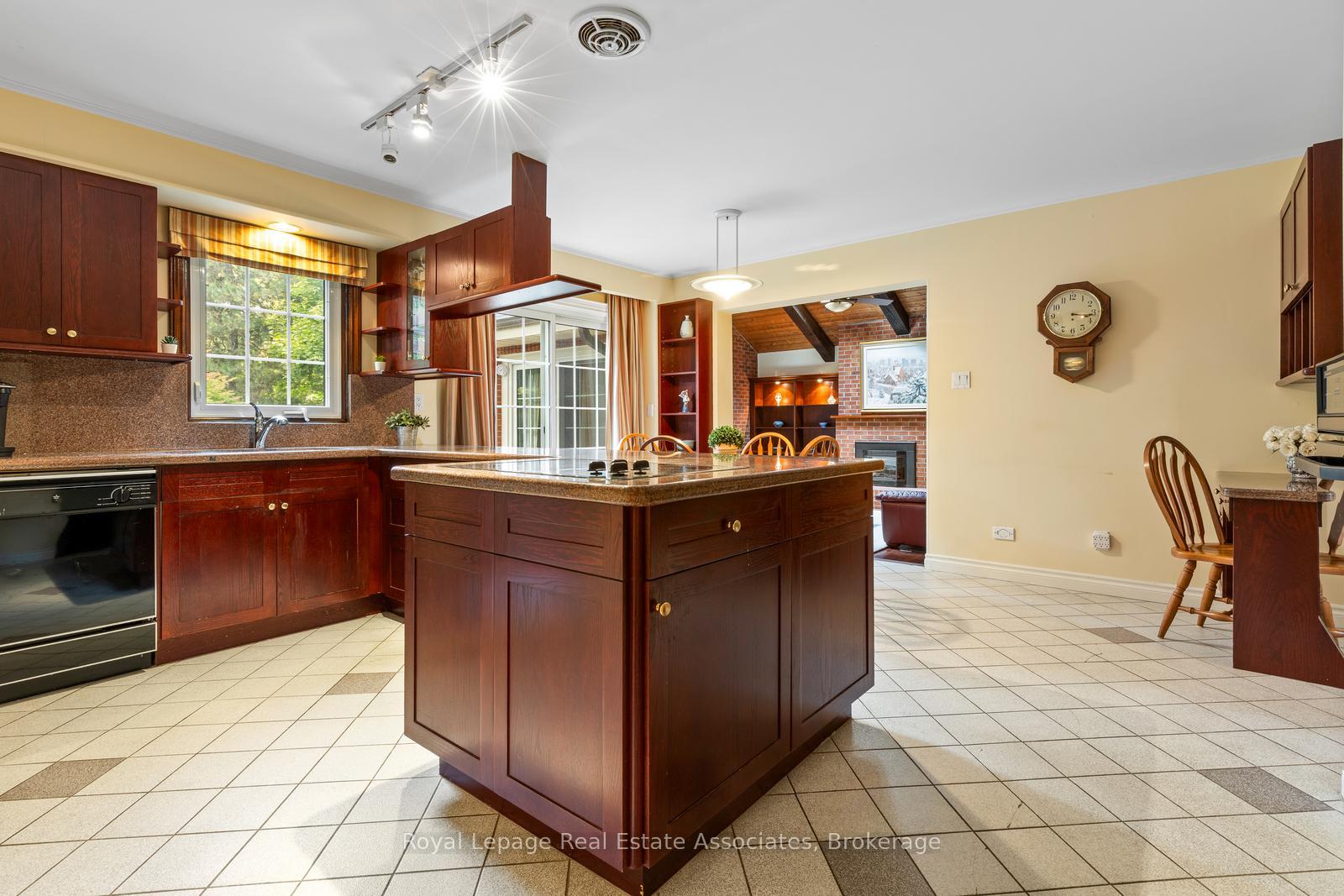 Photo 9 of 2235 Bennington Gate, Oakville, Ford — HOMEH