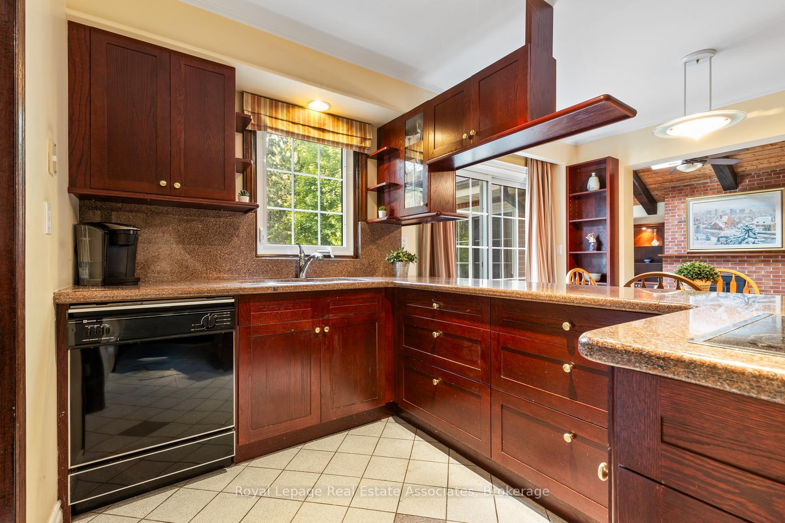 Photo 10 of 2235 Bennington Gate, Oakville, Ford — HOMEH