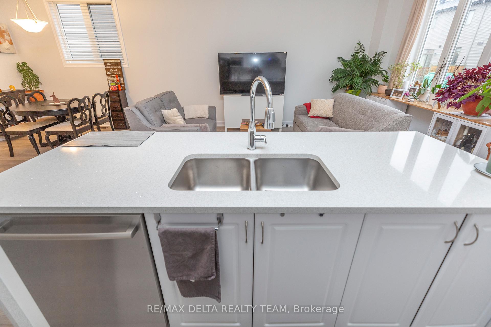 Photo 13 of 310 Guppy Grove, Ottawa, Avalon West — HOMEH
