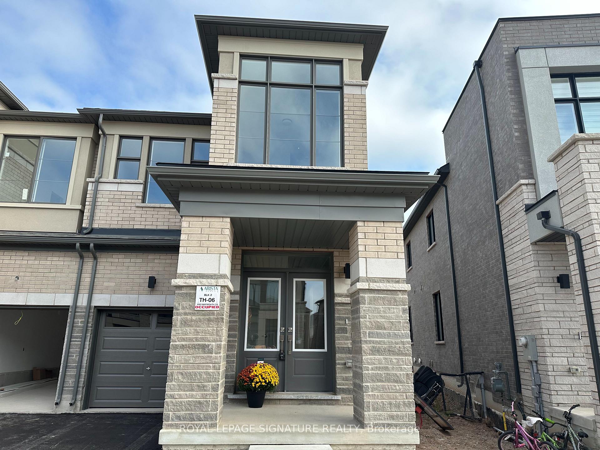 Front of 1190 Dartmouth Crescent
