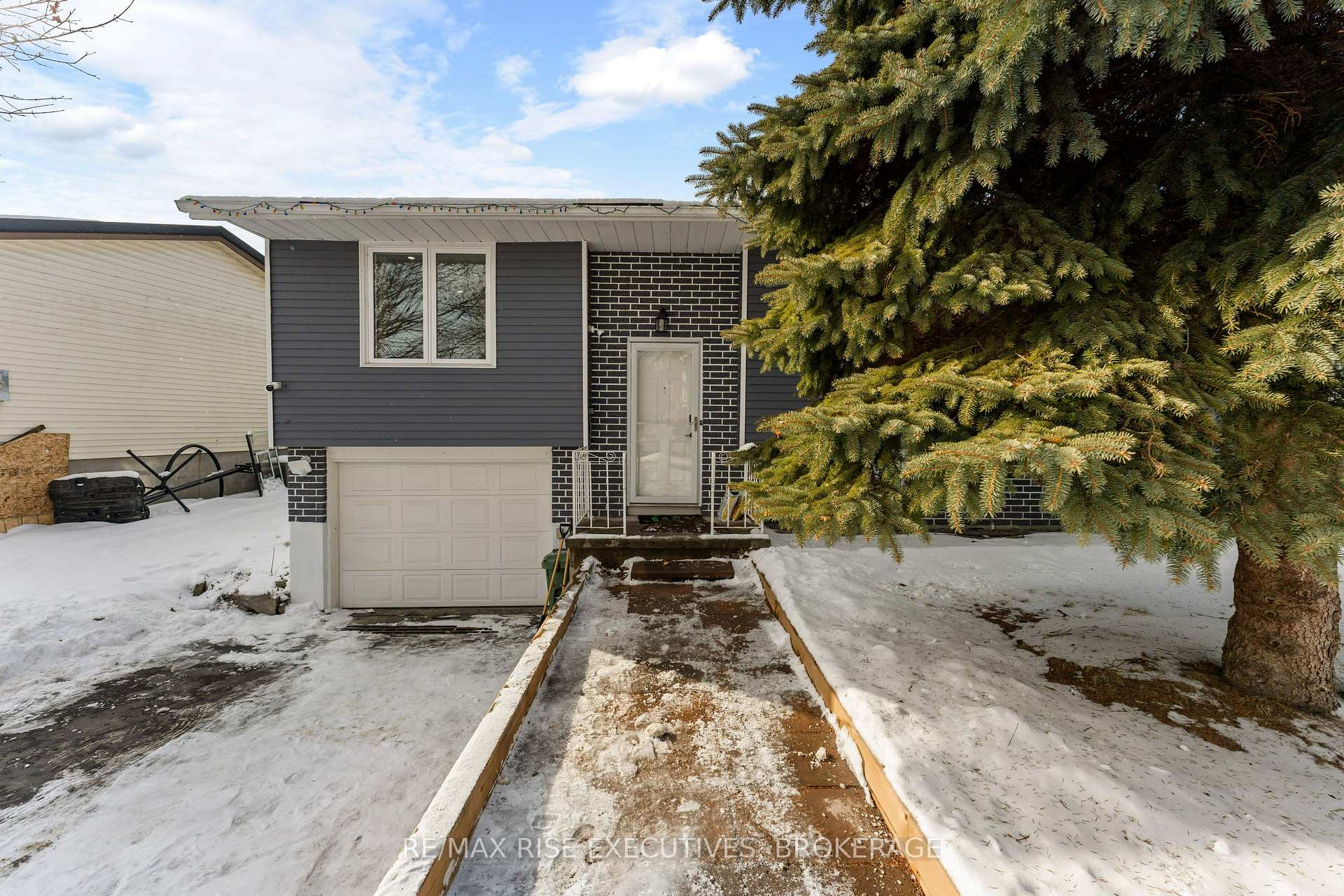 Photo 3 of 10 Barker Drive, Kingston, Kingston East (Incl Barret Crt) — HOMEH