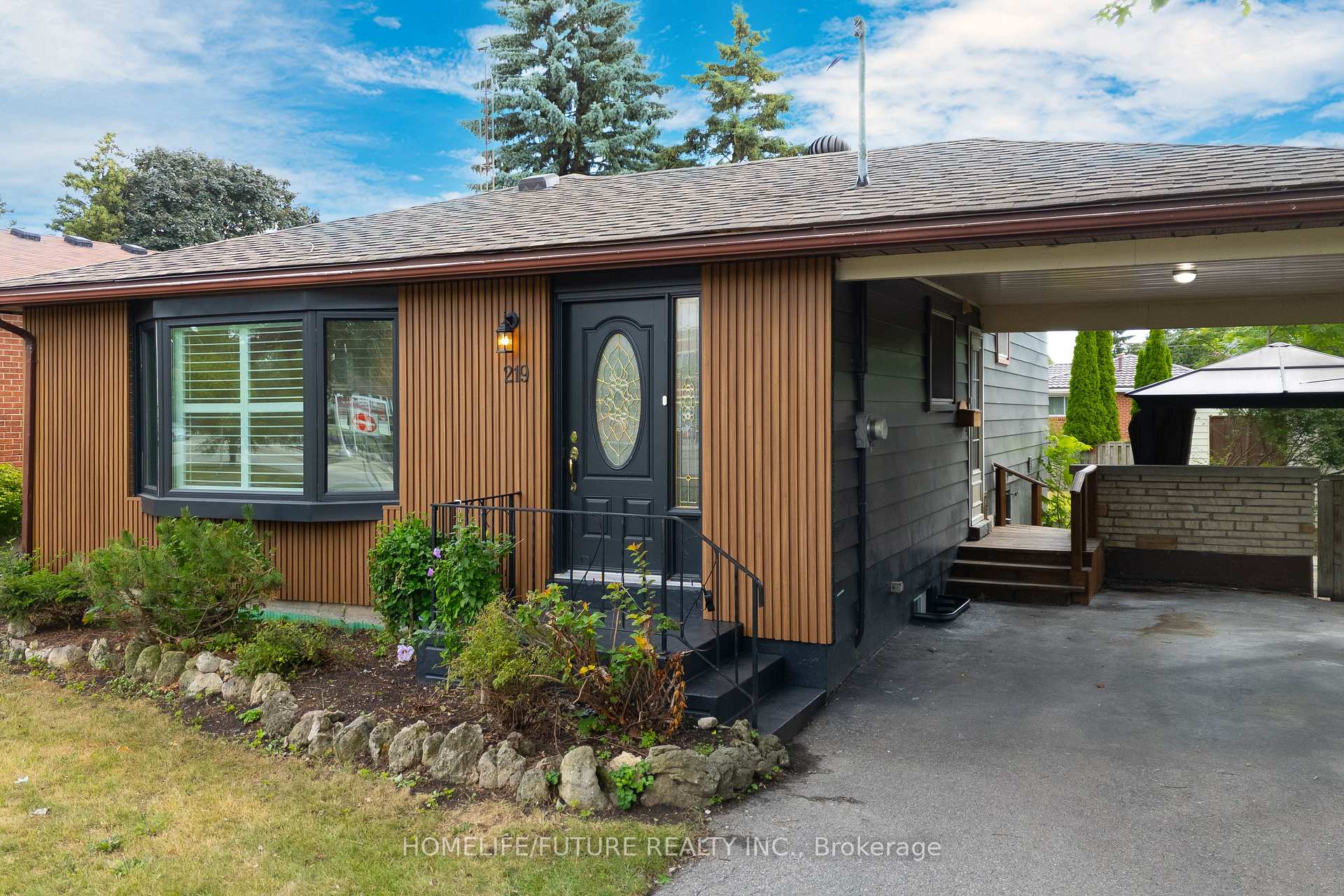 Front of 219 Guelph Street