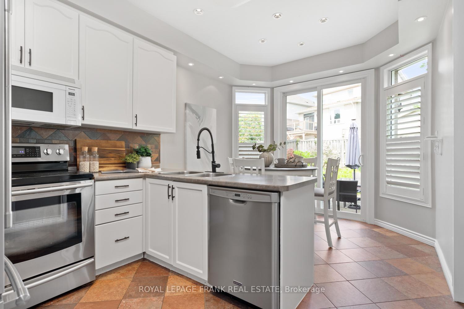 Photo 9 of 1089 Timberland Crescent, Oshawa, Pinecrest — HOMEH
